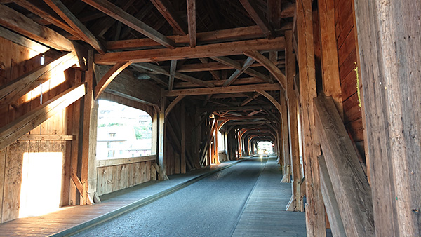 la chaussée du pont couvert